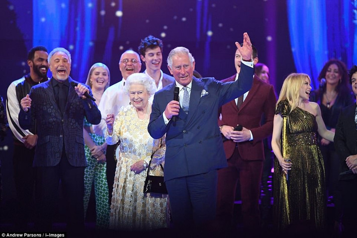 Theo Daily Mail, tối 21/4, Nữ hoàng Anh Elizabeth II đã kỷ niệm sinh nhật 92 tuổi với một buổi hòa nhạc diễn ra tại hội trường Royal Albert ở thủ đô London. Buổi hòa nhạc có sự tham dự của các thành viên Hoàng gia Anh và quy tụ nhiều ngôi sao lớn từ khắp các nước thuộc khối Thịnh vượng chung. (Nguồn ảnh: Daily Mail)