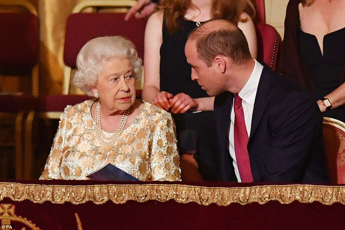 Nữ hoàng Anh Elizabeth trò chuyện với cháu nội, Hoàng tử William, khi ngồi xem buổi hòa nhạc.