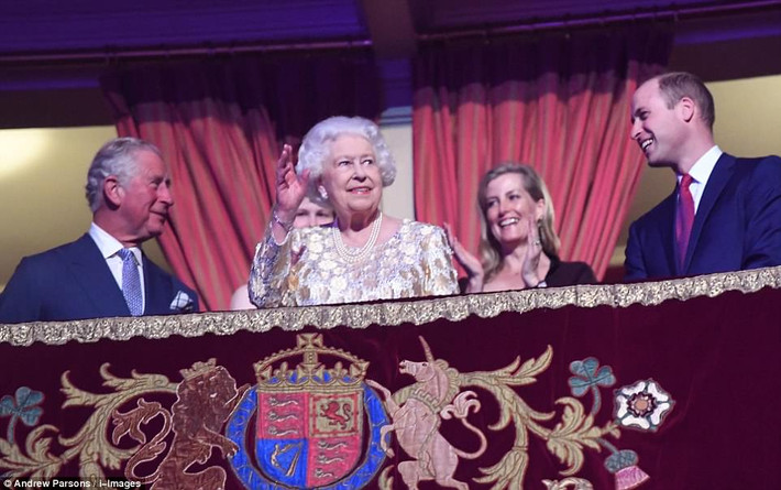 Trước đó cùng ngày, sinh nhật của Nữ hoàng Elizabeth II được đánh dấu bằng 41 tiếng đại bác tại Công viên Hyde và 62 tiếng đại bác tại Tháp London.