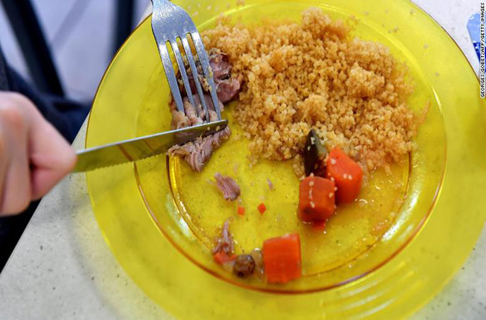 Một em nhỏ ăn trưa, gồm có món couscous, thịt và rau, tại ngôi trường ở thành phố Bordeaux, Pháp.