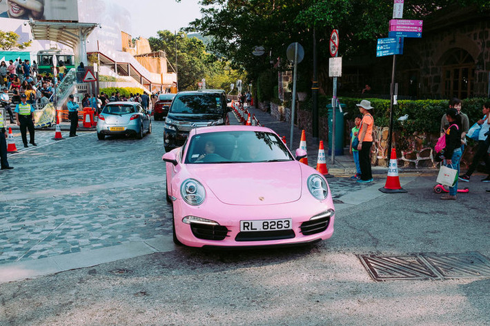 Đây cũng là nơi tập trung nhiều siêu xe, chẳng hạn như Bentleys hay Mercedes-Benzes,...