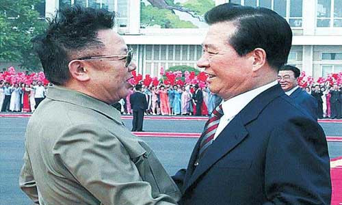 Có thể nói, Hội nghị thượng đỉnh liên Triều năm 2000 đã mang một ý nghĩa hết sức lớn lao. "Tuyên bố chung liên Triều ngày 15 tháng 6" đã trở thành cột mốc lịch sử đánh dấu sự chuyển đổi từ quan hệ đối đầu trong thời kỳ Chiến tranh Lạnh thành quan hệ tìm kiếm sự cùng tồn tại của hai miền Nam-Bắc. Ảnh: KoreaHerald.