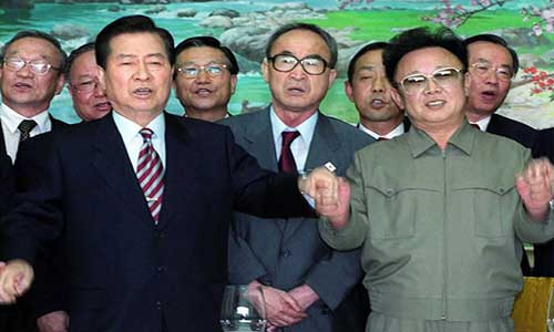 Chủ tịch Triều Tiên Kim Jong-il (phải) nắm tay Tổng thống Hàn Quốc Kim Dae-jung trong buổi tiệc trưa chia tay tại Nhà khách Baekhwawon ở thủ đô Bình Nhưỡng ngày 15/6/2000. Ảnh: ABC.net.