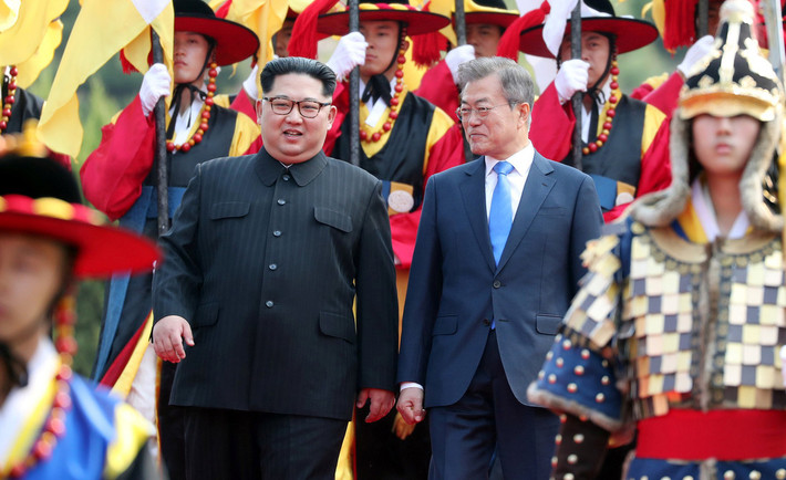 Chủ tịch Kim Jong-un và Tổng thống Moon Jae-in duyệt đội quân danh dự của Hàn Quốc trước thảm đỏ tại nhà Hòa bình nơi hai nhà lãnh đạo sẽ có cuộc hội đàm chính thức lần đầu tiên. Ảnh: Reuters.