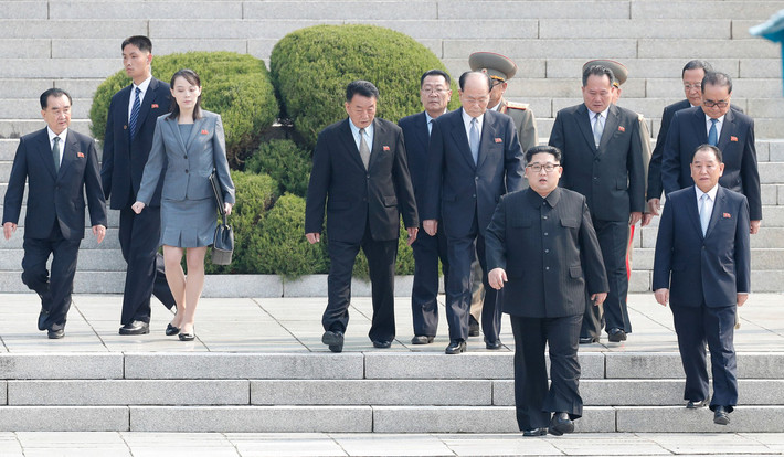 Hình ảnh nhà lãnh đạo Triều Tiên Kim Jong-un cùng đoàn đại biểu Triều Tiên ở Bàn Môn Điếm (phía Triều Tiên) trước thời khắc lịch sử. Ảnh: Reuters.