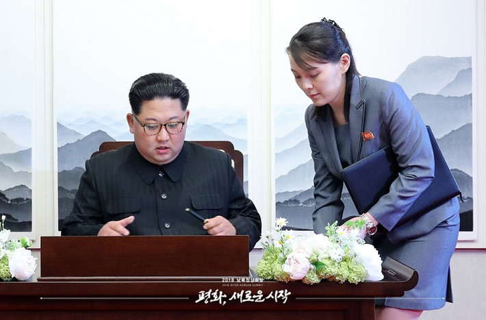 Nhà lãnh đạo Triều Tiên Kim Jong-un viết lưu bút tại nhà Hòa bình. Ảnh: koreasummit.kr.