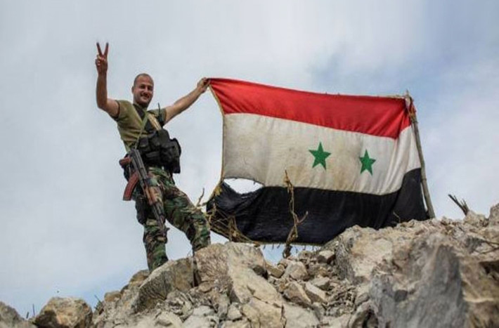 Trong diễn biến khác trên chiến trường Syria, Quân đội Syria tiếp tục chiến dịch quân sự nhằm quét sạch các phần tử khủng bố IS ở Nam Deir Ezzor. Ảnh: FNA.