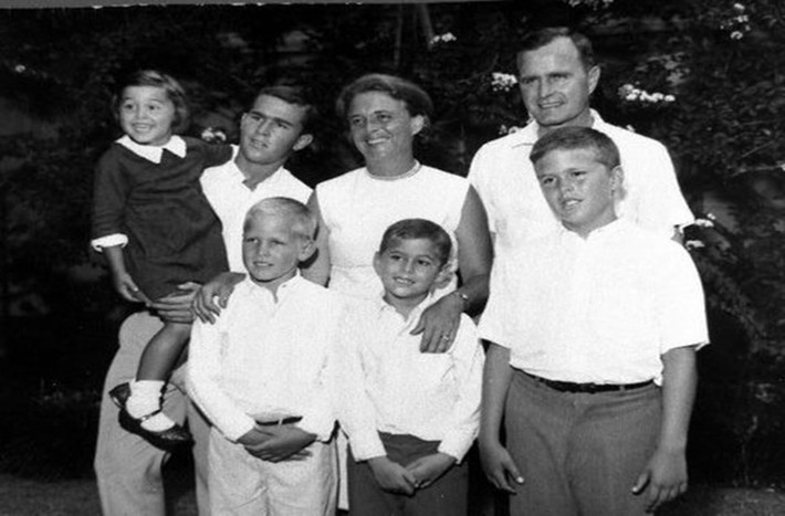 Trong 13 năm sau đó, họ lần lượt đón 6 người con chào đời là George W.Bush, Robin, Jeb, Neil, Marvin và Dorothy. Tuy nhiên, Robin qua đời vì bệnh bạch cầu năm 3 tuổi.