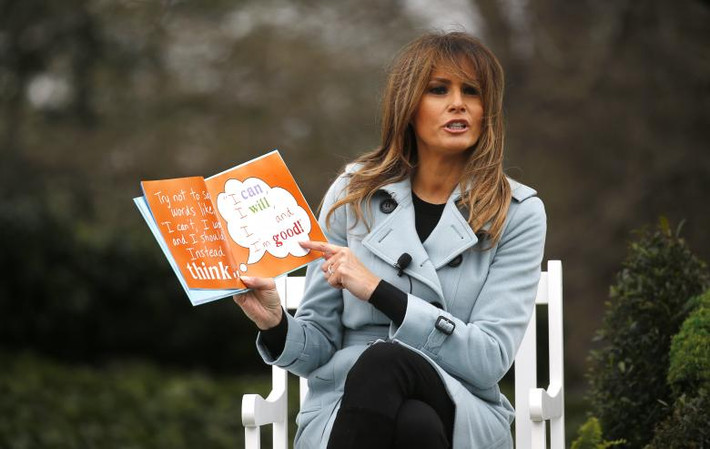 Đệ nhất phu nhân Melania Trump đọc sách cho các em nhỏ nghe.