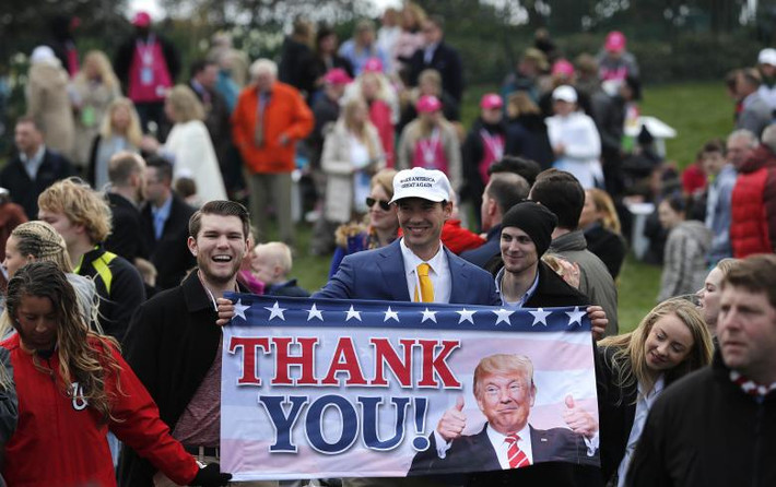 Những người ủng hộ Tổng thống Trump cầm một băng rôn lớn với dòng chữ có nội dung “Cảm ơn” gửi tới ông chủ Nhà Trắng.