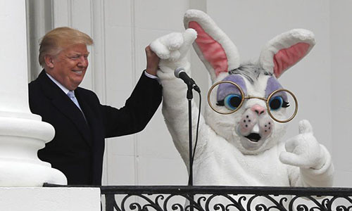 Tổng thống Trump cầm tay của chú thỏ Phục sinh ở bãi cỏ phía nam của Nhà Trắng.