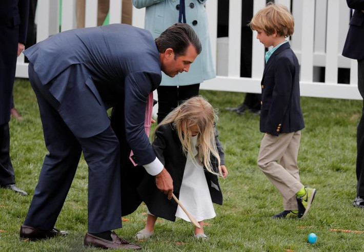 Donald Trump Jr. hướng dẫn con gái Chloe lăn trứng.