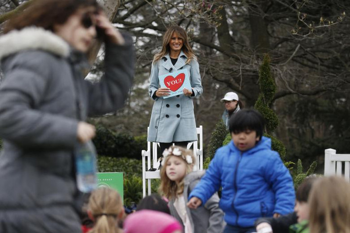 Đệ nhất phu nhân Melania cười tươi sau khi đọc xong cuốn sách với tựa đề “You!” cho các em nhỏ.