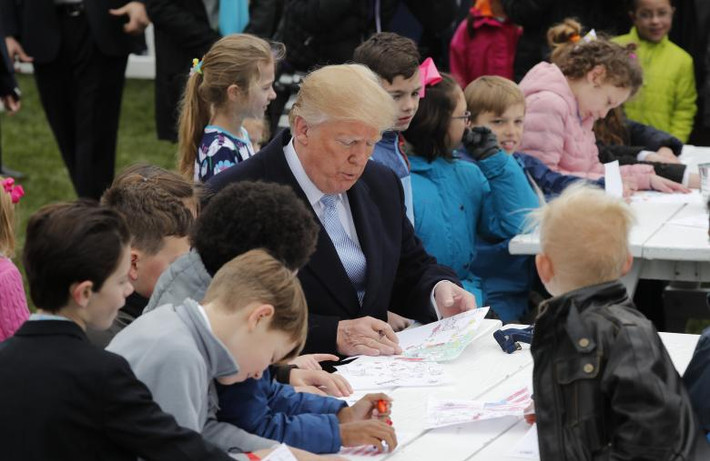 Tổng thống Trump ký vào bức họa của các em nhỏ trong dịp Lễ Phục sinh.
