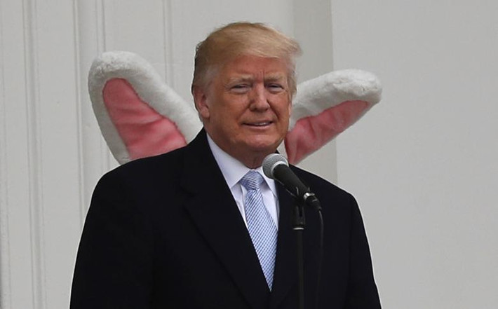 Tổng thống Trump và Đệ nhất phu nhân Melania đã chủ trì cuộc thi lăn trứng ở bãi cỏ phía Nam trong dịp Lễ Phục sinh ở Nhà Trắng. (Nguồn ảnh: Reuters).