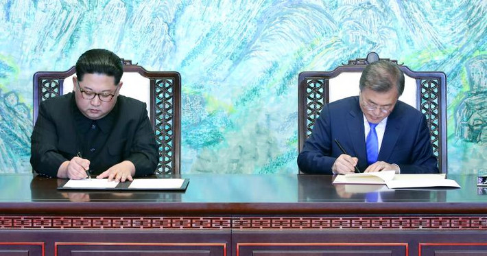 Sau cuộc hội đàm thượng đỉnh liên Triều chiều 27/4, Tổng thống Hàn Quốc Moon Jae-in và lãnh đạo Triều Tiên Kim Jong-un đã ký “Tuyên bố chung Bàn Môn Điếm về Hòa bình, Thịnh vượng và Thống nhất trên bán đảo Triều Tiên”, trong đó đồng ý chấm dứt tình trạng chiến tranh trên bán đảo Triều Tiên ngay trong năm 2018. Ảnh: Reuters.