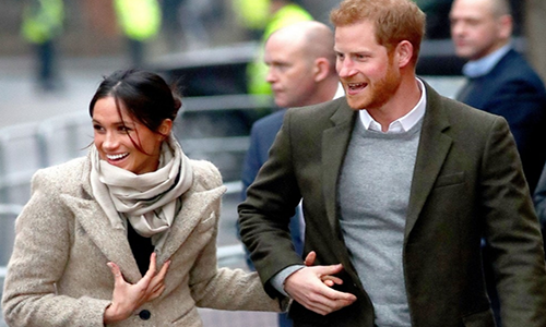 Hoàng tử Harry và hôn thê Markle "tay trong tay" tới Đài phát thanh Reprezent hồi tháng 1/2018.