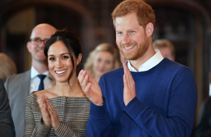 Cặp đôi Hoàng gia Anh Harry-Markle vỗ tay khi theo dõi một buổi biểu diễn tại Lâu đài Cardiff ngày 18/1/2018.
