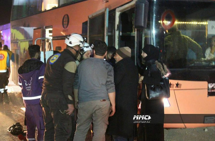 Trong diễn biến khác trên chiến trường Syria, tại Damascus, theo Al Masdar News ngày 4/4, đoàn xe đầu tiên chở các tay súng phiến quân và thân nhân của họ từ thành phố cuối cùng bị phiến quân chiếm đóng ở Đông Ghouta đã tới Jarabulus ở Bắc Aleppo. Ảnh: AMN.
