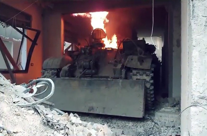 Phiến quân Jaysh al-Islam quyết định đốt số trang thiết bị quân sự này trước khi rời khỏi Douma. Ảnh: SF.