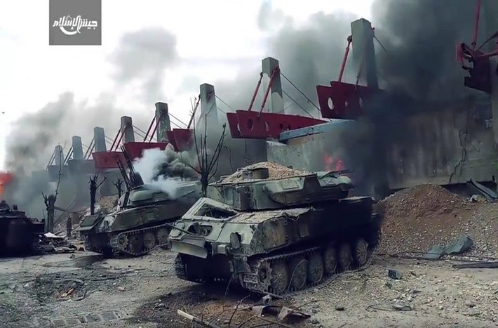 Theo South Front ngày 26/4, phiến quân Jaish al-Islam mới đây đăng tải loạt ảnh ghi lại cảnh chúng thiêu hủy nhiều xe quân sự, vũ khí hạng nặng,... trước khi chúng rút khỏi thị trấn Douma hơn tuần trước. Ảnh: SF.