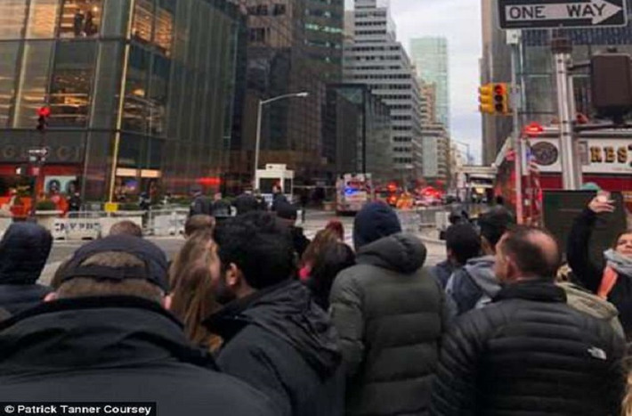 Nhiều người đứng quan sát đám cháy từ phía xa. Ảnh: Daily Mail.