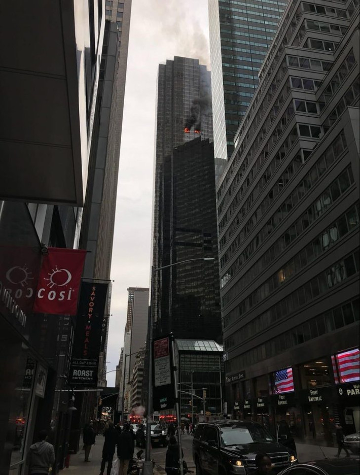 Theo Sở cứu hỏa New York, một dân thường nguy kịch và ba lính cứu hỏa bị thương trong vụ hỏa hoạn tại Tháp Trump hôm 7/4. Ảnh: Getty.