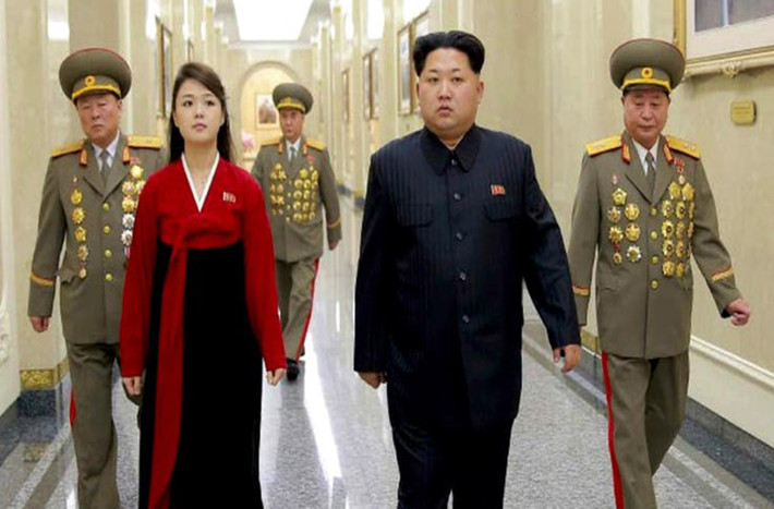 Sau khi trải qua cơn đột quỵ vào năm 2008, Chủ tịch Kim Jong-il được cho là yêu cầu con trai mình, ông Kim Jong-un, kết hôn với bà Ri Sol-ju.