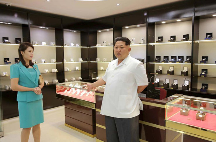 Đệ nhất phu nhân Triều Tiên Ri Sol-ju cũng tuân theo kiểu tóc và trang phục riêng.
