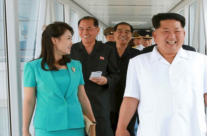 Theo The Richest, một trong những quy tắc mà Đệ nhất phu nhân Triều Tiên Ri Sol-ju phải tuân theo sau khi kết hôn với nhà lãnh đạo Kim Jong-un đó là sử dụng một cái tên hoàn toàn mới. Điều đó có nghĩa là Ri Sol-ju không phải là tên thật của bà. Ngoài ra, năm sinh chính xác của bà Ri cũng là một bí mật. (Nguồn ảnh: The Richest)