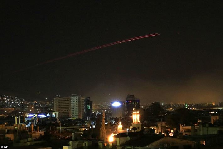 Theo thông báo của Quân đội Nga, Syria đã đánh chặn thành công tổng cộng 71 trong số 103 tên lửa hành trình. Ngoài ra, không có sân bay quân sự nào của Chính phủ Syria bị tổn hại trong vụ tấn công vừa qua của liên quân Mỹ-Anh-Pháp. Ảnh: AP.