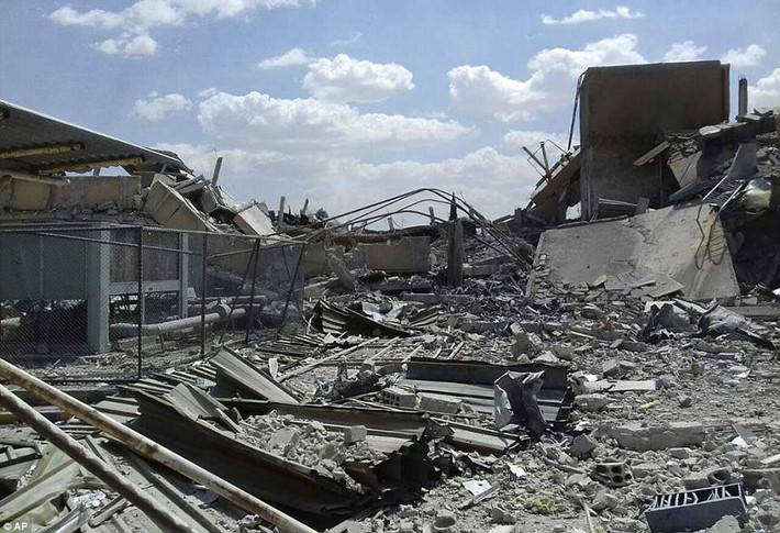 Trong khi đó, hình ảnh được truyền thông đăng tải cho thấy Trung tâm Nghiên cứu Khoa học Syria ở thủ đô Damascus dường như đã bị tàn phá nặng nề trong đợt không kích Syria mới nhất từ phía Mỹ. Ảnh: AP.