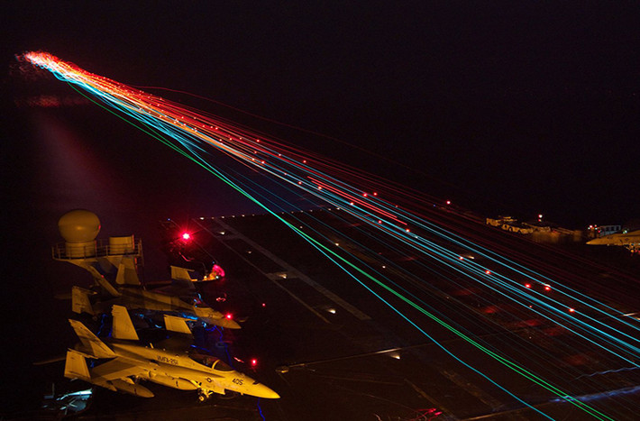 Các máy bay trên tàu sân bay USS Enterprise hoạt động vào buổi tối trên biển Ả Rập.