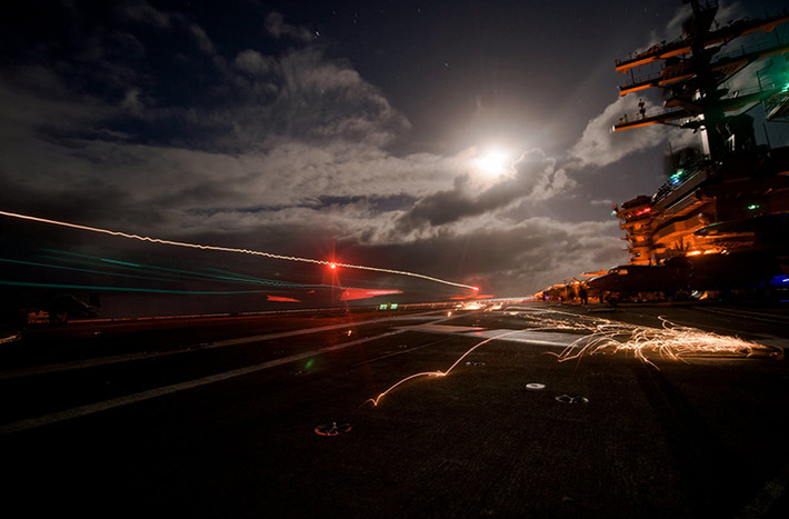 Tiêm kích F/A-18F Super Hornet hạ cánh xuống tàu sân bay USS Dwight D. Eisenhower.