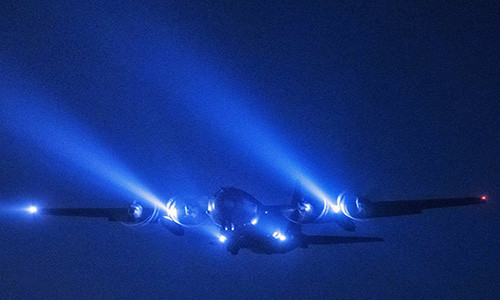 Máy bay C-130 Hercules của Quân đội Mỹ thực hiện chuyến bay đêm qua căn cứ không quân Yokota ở Nhật Bản.