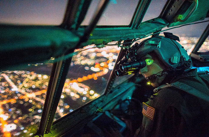 Thomas Bernard, một phi công của máy bay C-130 Hercules, trong chuyến bay huấn luyện qua đồng bằng Kanto của Nhật Bản.