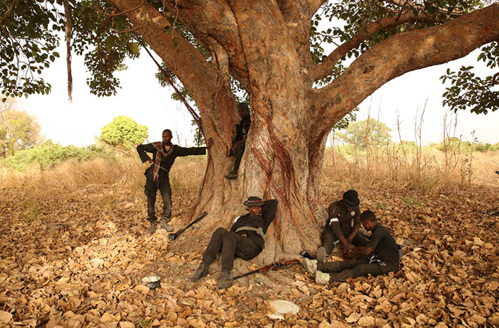 Aisha và các thành viên của đội Thợ săn tranh thủ nghỉ ngơi sau thời gian truy lùng các tay súng Boko Haram trong khu rừng Sambisa. Ảnh: AJ.