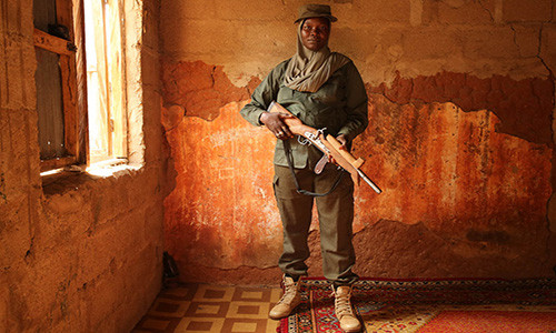 Các thợ săn chủ yếu sử dụng vũ khí tự chế trong cuộc chiến chống Boko Haram. Ảnh: AJ.
