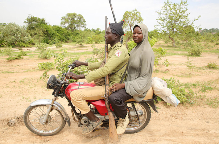 Xe máy là phương tiện thuận tiện nhất cho việc di chuyển trong rừng Sambisa, nơi các tay súng Boko Haram ẩn náu. Ảnh: AJ.