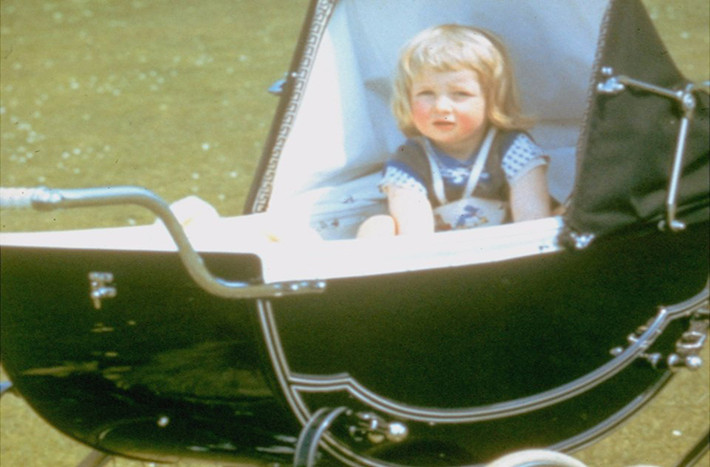 Công nương Diana sinh ngày 1/7/1961 trong một gia đình quý tộc người Anh. Theo chia sẻ của em trai bà, Earl Spencer, Công nương Diana là một người “rất dũng cảm” ngay từ khi còn nhỏ. (Nguồn ảnh: Business Insider)