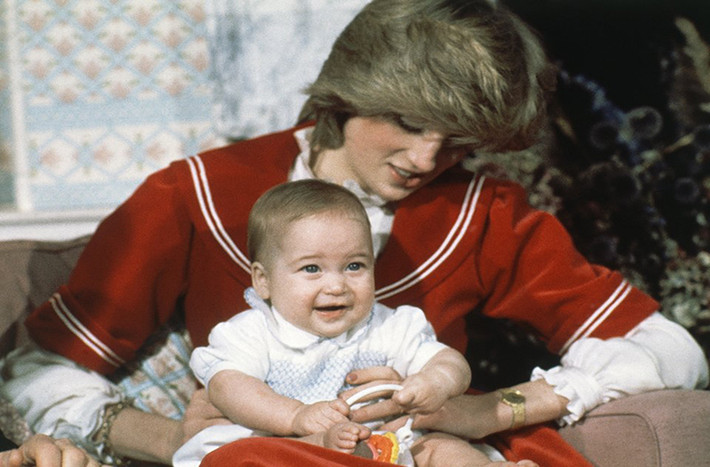 Mùa hè năm sau, Công nương Diana hạ sinh cậu con trai đầu lòng, đó chính là Hoàng tử William.