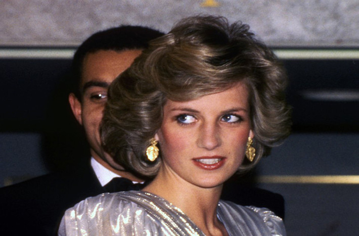 Theo Business Insider, trong và sau cuộc hôn nhân với Thái tử Charles, Công nương Diana là một trong những phụ nữ được "săn" ảnh nhiều nhất thế giới. Bà cũng đi nhiều nơi trên thế giới và gặp gỡ nhiều nhân vật quan trọng, có tầm ảnh hưởng,...
