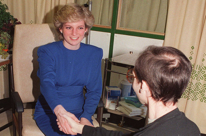Công nương Diana luôn dành sự ủng hộ lớn cho các bệnh nhân AIDS. Ảnh chụp Công nương Diana bắt tay một bệnh nhân AIDS mà không cần dùng găng tay.
