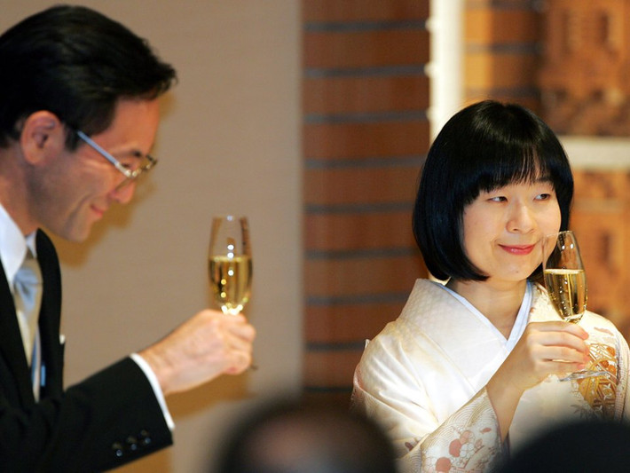 Công chúa Sayako, con gái của Nhật hoàng Akihito, và chồng Yoshiki Kuroda nâng cốc trong tiệc cưới của họ tại một khách sạn ở thủ đô Tokyo, Nhật Bản, ngày 15/11/2005.