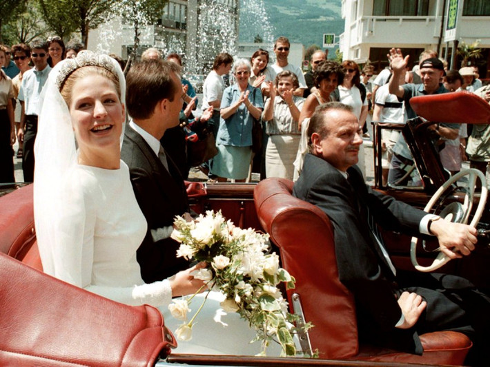 Công chúa Tatjana of Liechtenstein và doanh nhân Đức Philipp von Lattorff ngồi trên xe vẫy chào đám đông trên đường phố sau khi rời khỏi hôn lễ tại Nhà thờ Vaduz ngày 5/6/1999.