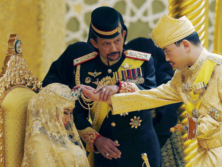 Đám cưới của Hoàng tử Brunei Abdul Malik và cô dâu Dayangku Raabi'atul 'Adawiyyah Pengiran Haji Bolkiah diễn ra tại Cung điện Nurul Iman ở Bandar Seri Begawan ngày 12/4/2015.