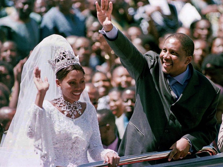 Đám cưới của Quốc vương Lesotho Letsie III và cô dâu Karabo Motsoeneng tại sân vận động quốc gia ở Maseru, Lesotho, ngày 18/2/2000.