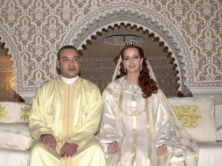 Quốc vương Mohamed VI của Ma-rốc ngồi cạnh vợ, Lalla Salma, tại Cung điện Hoàng gia ở Rabat ngày 13/7/2002.