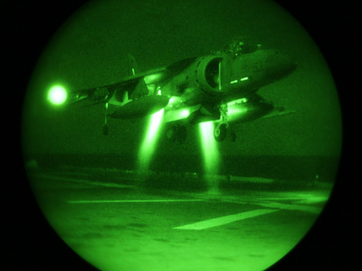 Cường kích AV-8B Harrier chuẩn bị hạ cánh trên tàu sân bay USS Essex.