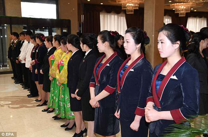 Các nhân viên của Khách sạn Koryo chờ chào đón đoàn nghệ sĩ Hàn Quốc tới thủ đô Bình Nhưỡng. Ảnh: EPA.